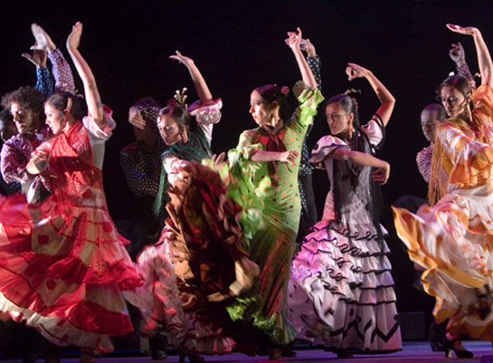 женщины танцуют севильяна, sevillanas